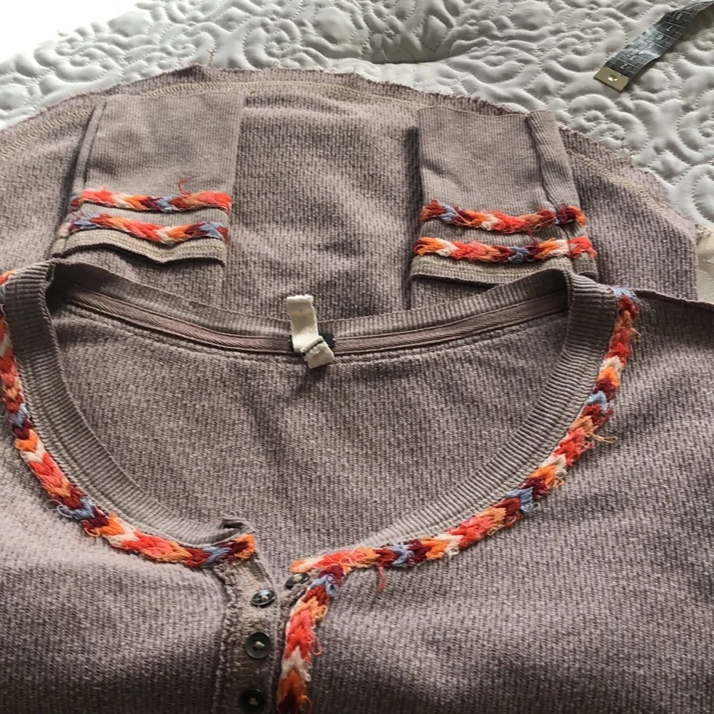 ☘️ Host Pic☘️ We The Free sweater/top embroidered cuffs and neckline Size Small - Picture 7 of 7